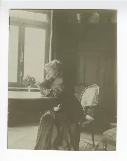 photographie de Maria Van Rysselberghe, chez les Weber, à Douna, lors du mariage de Marie-Anne Weber et Jules Delacre le 10 avril 1907