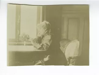 photographie de Maria Van Rysselberghe, chez les Weber, à Douna, lors du mariage de Marie-Anne Weber et Jules Delacre le 10 avril 1907