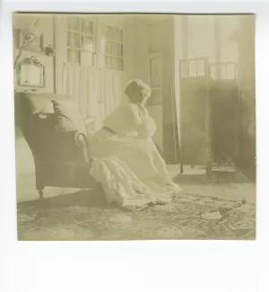 photographie de Maria Van Rysselberghe, assise sur un divan, à la villa Aublet, rue Laugier