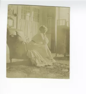 photographie de Maria Van Rysselberghe, assise sur un divan, à la villa Aublet, rue Laugier