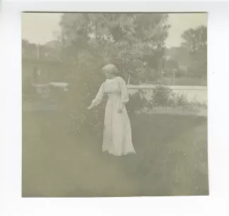 photographie de Maria Van Rysselberghe, dans le jardin de la famille Weber, à Douna
