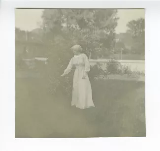 photographie de Maria Van Rysselberghe, dans le jardin de la famille Weber, à Douna