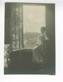 portrait photographique de Maria Van Rysselberghe, assise dans l'embrasure d'une fenêtre, villa Robinson, chez les Flé