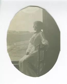 portrait photographique de Maria Van Rysselberghe, assise dans l'embrasure d'une fenêtre, villa Robinson, chez les Flé