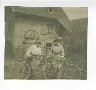 photographie de Maria Van Rysselberghe, à gauche, et Laure Flé, tenant leurs vélos, août 1909