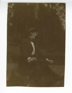photographie de Maria Van Rysselberghe, assise, avec une cravache