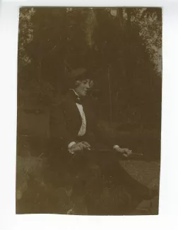 photographie de Maria Van Rysselberghe, assise, avec une cravache