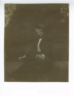 photographie de Maria Van Rysselberghe, assise, avec une cravache