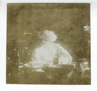 portrait photographique de Maria Van Rysselberghe, travaillant à un bureau