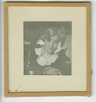 portrait photographique en buste de Maria Van Rysselberghe, de face, regardant l'objectif