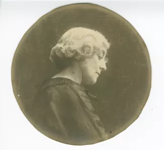 portrait photographique en buste de Maria Van Rysselberghe, de profil, octobre 1910