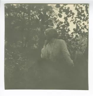 photographie de Maria Van Rysselberghe, assise dans un bois