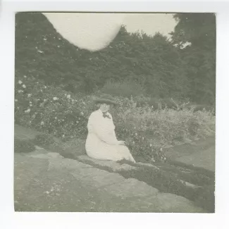 photographie de Maria Van Rysselberghe, assise sur des marches