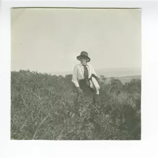 photographie de Maria Van Rysselberghe, debout dans des fourrés, à Saint-Clair