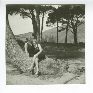 photographie de Maria Van Rysselberghe, à droite, et Marianne Delacre, assises sur un tronc d'arbre, en maillot de bain, été 1913 à Saint-Clair