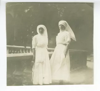 photographie de Maria Van Rysselberghe, à gauche, et Marie-Thérèse Muller, en tenue d'infirmières