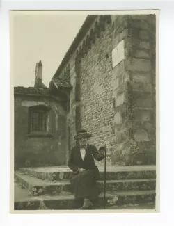 photographie de Maria Van Rysselberghe, assise sur des marches, février-mars 1920