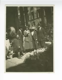 photographie où l'on reconnaît, de droite à gauche, Andrée Mayrisch, Maria Van Rysselberghe et Élisabeth Van Rysselberghe, au marché aux fleurs (Loggia del Mercato Nuovo, ou Loggia del Porcellino), février-mars 1920