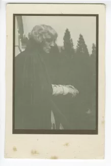 photographie de Maria Van Rysselberghe, accoudée à un balcon