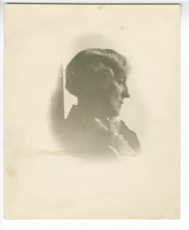 portrait photographique en buste de Maria Van Rysselberghe, de profil (médaillon)