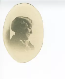 portrait photographique en buste de Maria Van Rysselberghe, de profil (médaillon)