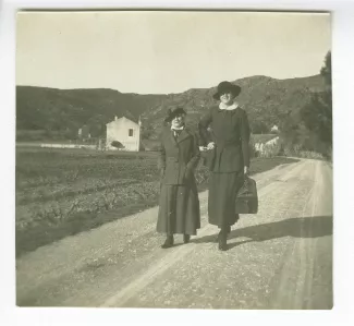 photographie de Maria Van Rysselberghe, à gauche, et Ethel Whitehorn, à la Bastide Franco