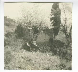 photographie de Maria Van Rysselberghe, à droite, et une autre personne, à la Bastide Franco