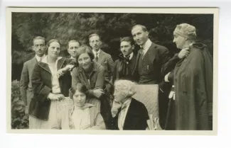 photographie où l'on reconnaît, de gauche à droite, assises au premier rang, Hope Mirrlees et Maria Van Rysselberghe, derrière elles Anne Heurgon-Desjardins et Andrée Mayrisch, Aline Mayrisch, première debout à droite, et Pierre Viénot derrière au centre,