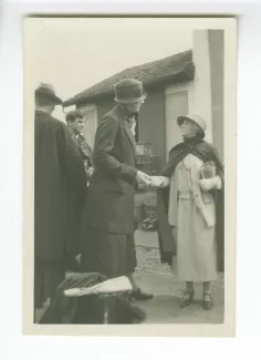 photographie montrant Ethel Whitehorn et Maria Van Rysselberghe, à droite, à la gare de Pontigny, août 1926