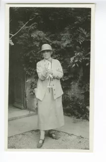 photographie de Maria Van Rysselberghe, enfilant ses gants, aux décades de Pontigny, août 1926