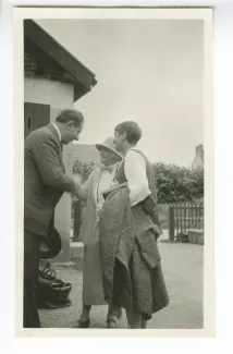 photographie montrant, Roger Martin du Gard, Maria Van Rysselberghe et Élisabeth Van Rysselberghe, à la gare de Pontigny, août 1926