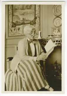 photographie de Maria Van Rysselberghe, lisant, au château du Tertre, chez Roger Martin du Gard, mai 1927