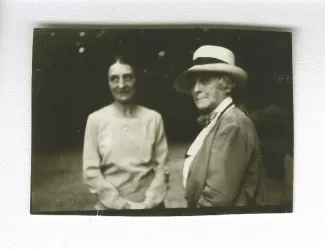 photographie de Maria Van Rysselberghe, à droite, et une autre personne, aux décades de Pontigny, août 1928