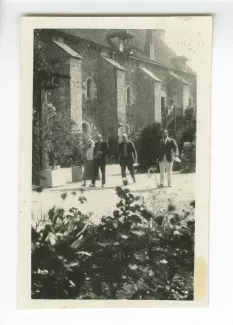 photographie montrant, de gauche à droite, Maria Van Rysselberghe, Jean Schlumberger, Charles Du Bos [?] et une autre personne, aux décades de Pontigny, août 1928