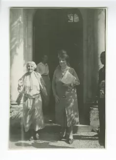photographie de Maria Van Rysselberghe, à gauche, une autre personne et Louis Martin-Chauffier (coupé à droite), aux décades de Pontigny, août 1929
