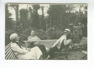 photographie montrant, de gauche à droite, Gwen Raverat, Fenna de Meyier et Maria Van Rysselberghe, aux décades de Pontigny, août 1931