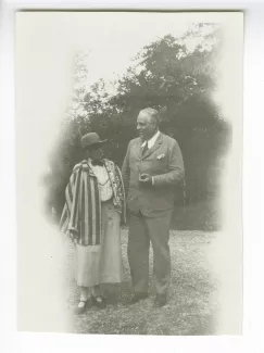 photographie de Maria Van Rysselberghe et Eugenio d'Ors, aux décades de Pontigny, août 1931