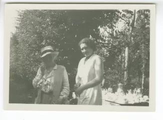 photographie de Maria Van Rysselberghe, à gauche, et Anne Heurgon-Desjardins, aux décades de Pontigny, août 1932