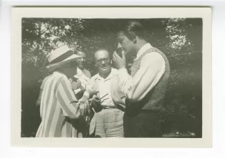 photographie montrant, de gauche à droite, Maria Van Rysselberghe, Milos Safranek, Joachim Durel et André Malraux, aux décades de Pontigny, août 1932