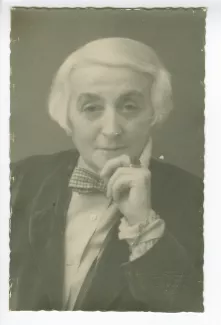 portrait photographique en buste de Maria Van Rysselberghe, de face, décembre 1933