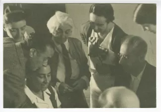 photographie où l'on reconnaît Maria Van Rysselberghe, debout au centre (cheveux blancs) et Roger Martin du Gard, assis à droite, parmi d'autres personnes, aux décades de Pontigny, août 1934