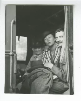 photographie montrant, de gauche à droite, Maria Van Rysselberghe, une personne non identifiée et Jean Wahl, aux décades de Pontigny, août 1938