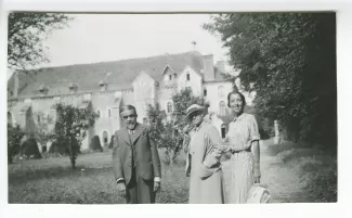 photographie montrant, de gauche à droite, Alphonse Delubac, Maria Van Rysselberghe et une autre personne, aux décades de Pontigny, août 1938