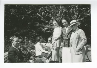 photographie où l'on reconnaît, assis au premier plan, Jean Grenier et Alphonse Delubac, et debout à droite Maria Van Rysselberghe, avec autres personnes, aux décades de Pontigny, août 1938