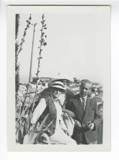 photographie montrant, de gauche à droite, Maria Van Rysselberghe, Catherine Gide adolescente et Roger Martin du Gard, dans le jardin de la villa Les Audides, avec vue sur Cabris, août 1936
