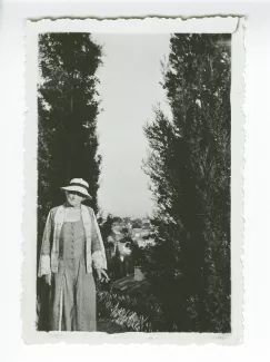 photographie de Maria Van Rysselberghe, dans le jardin de la villa Les Audides, avec vue sur Cabris, août 1936