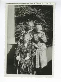photographie de Marianne Delacre et Maria Van Rysselberghe, debout, et Cécile Weber, assise, septembre 1947