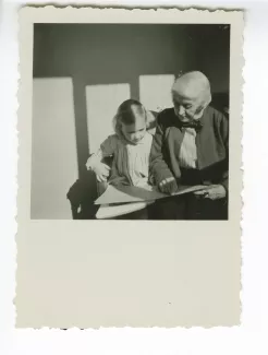 photographie de Maria Van Rysselberghe et son arrière-petite-fille Isabelle Lambert, lisant, février 1948