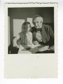 photographie de Maria Van Rysselberghe et son arrière-petite-fille Isabelle Lambert, février 1948