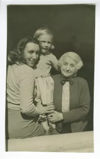 photographie de Maria Van Rysselberghe, à droite, Catherine Gide et sa fille Isabelle Lambert, février 1948